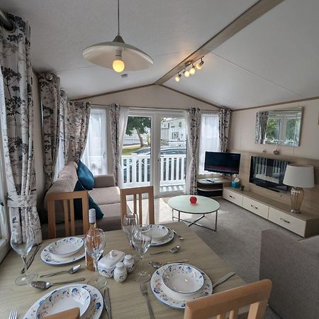 Lovely Bright And Airy Caravan On The 5 Star Shorefield Country Park Entertainment Passes Included มิลฟอร์ดออนซี ภายนอก รูปภาพ
