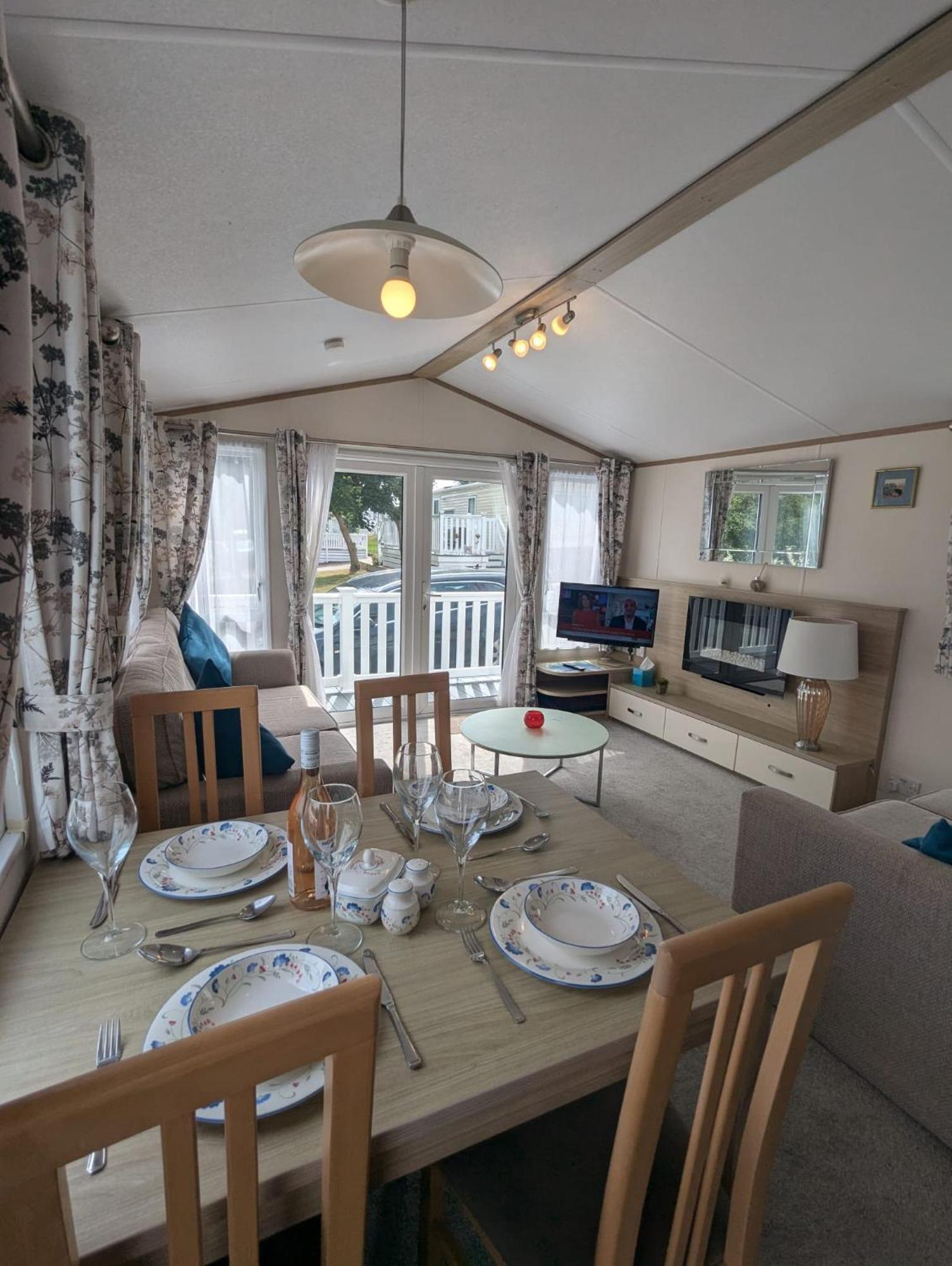 Lovely Bright And Airy Caravan On The 5 Star Shorefield Country Park Entertainment Passes Included มิลฟอร์ดออนซี ภายนอก รูปภาพ